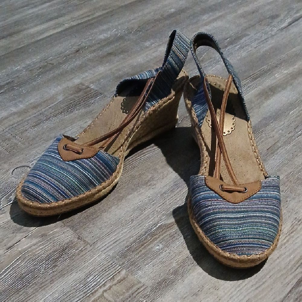 Soft Style Hush Puppies wedge heels close toe Size 10 EUC